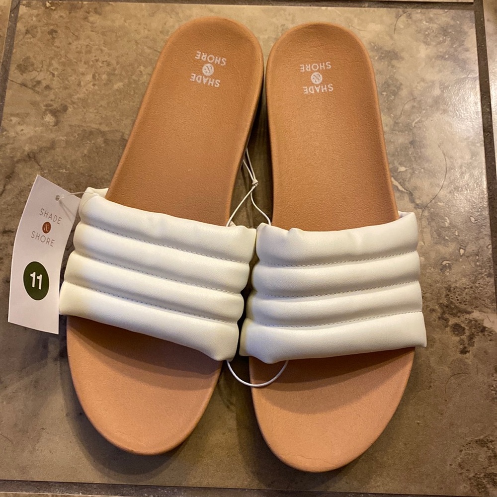 (157) NWT Women’s White Slides by Shade & Shore. Size 11